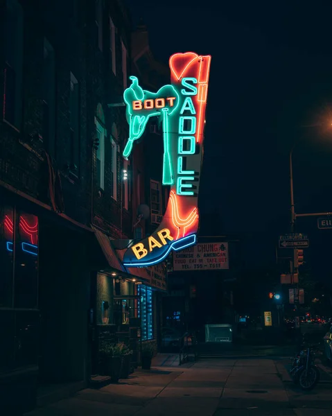 Vintage Boot Saddle Bar Neon Sign Night Philadelphia Pennsylvania — Stock Photo, Image
