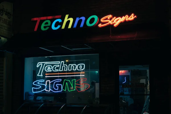 Techno Skilte Tegn Natten Philadelphia Pennsylvania - Stock-foto