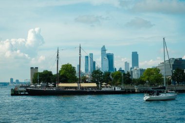 Hudson Nehri 'ndeki tekneler, Battery Park City, Manhattan, New York' tan görüldü.