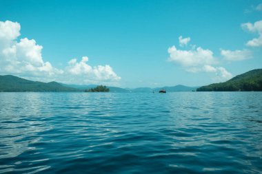 George Gölü, güzel bir yaz gününde, Silver Bay, New York
