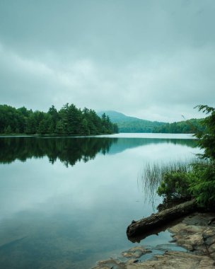 Jabe Pond Bulutlu bir sabah, Silver Bay, New York 'ta 