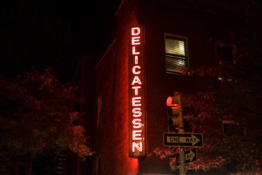 Gece Arthur ve Oğulları 'nda şarküteri tabelası. West Village, Manhattan, New York' ta.