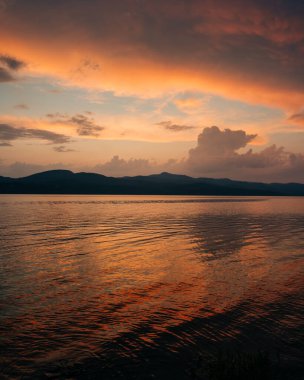 D.A.R. 'dan Champlain Gölü' nde gün batımı. Eyalet Parkı, Addison, Vermont