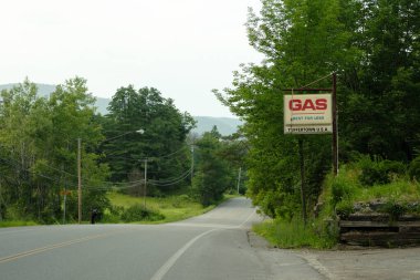 Tuffertown ABD benzin istasyonu tabelası, Ticonderoga, New York