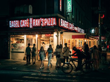 Rays Pizza ve Bagel Cafe tabelası, gece, East Village, Manhattan, New York