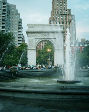 Washington Square Park 'taki kemer ve çeşme, Manhattan, New York