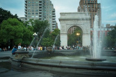 Washington Square Park 'taki kemer ve çeşme, Manhattan, New York