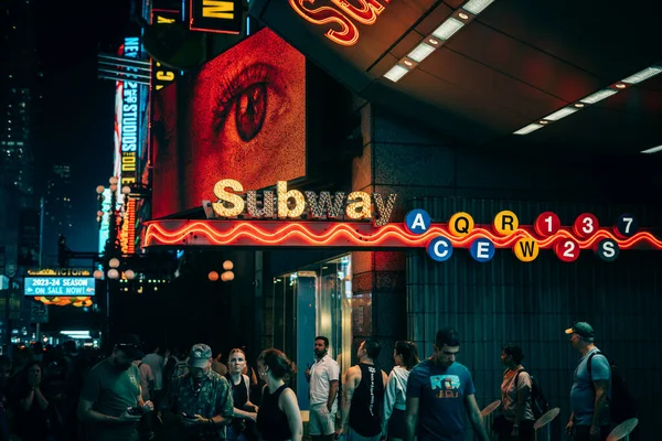 Υπόμνημα Σταθμού Του Μετρό Βράδυ Στην Times Square Μανχάταν Νέα — Φωτογραφία Αρχείου
