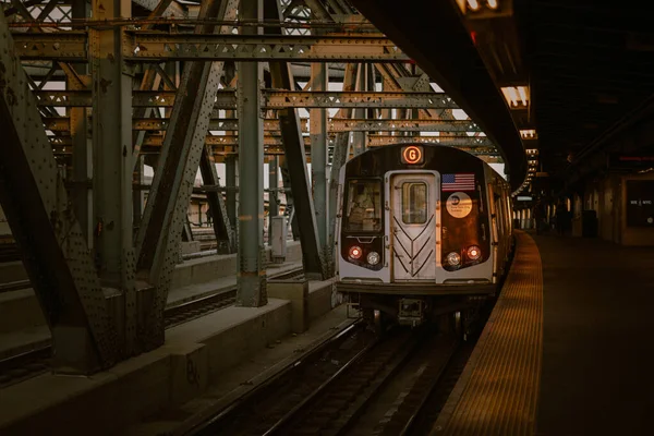 G线列车在纽约市布鲁克林的史密斯九街车站进站 — 图库照片
