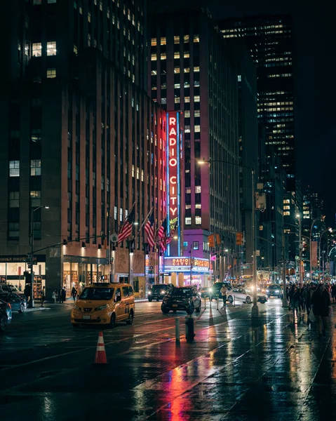 Radio City Music Hall Μια Βροχερή Νύχτα Στο Κέντρο Του — Φωτογραφία Αρχείου