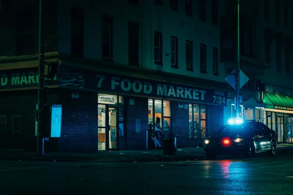 Coche Policía Con Luces Encendidas Fuera Food Mart Por Noche — Foto de Stock