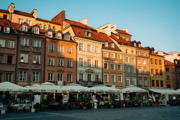 波兰华沙旧城市场广场沿线的历史建筑 — 图库照片