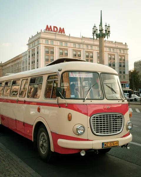 Bus Vintage Stationné Sur Place Constitution Varsovie Pologne — Photo