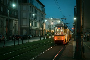 Plac Zbawiciela 'da gece tramvay, Varşova, Polonya