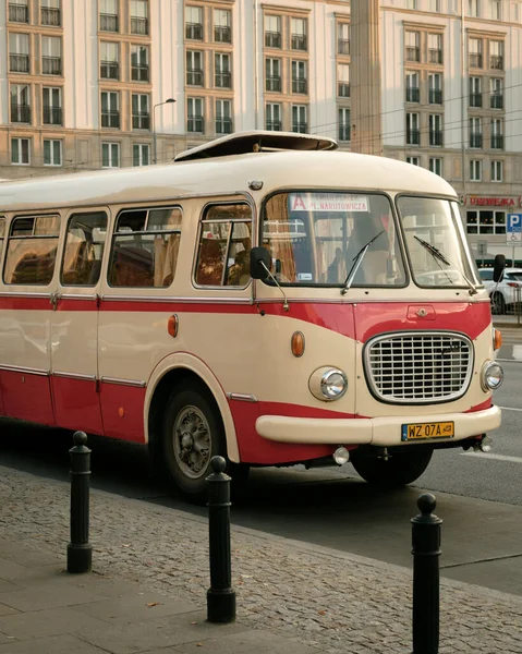 Bus Vintage Rouge Sur Place Constitution Varsovie Pologne — Photo