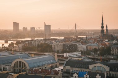 Letonya Bilimler Akademisi 'nin Riga, Letonya' daki gözlem güvertesinden gün batımı görüntüsü