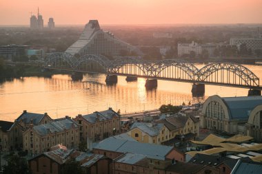 Letonya Bilimler Akademisi 'nin Riga, Letonya' daki gözlem güvertesinden gün batımı görüntüsü