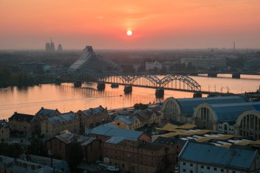 Letonya Bilimler Akademisi Gözlem güvertesi Riga, Letonya 'dan gün batımında Daugava Nehri manzarası