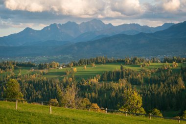 Polonya 'nın Zakopane yakınlarındaki Suche köyünden kırsal tarım arazileri ve Tatra Dağları manzarası