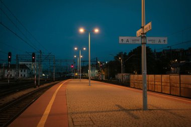 Polonya, Katowice 'deki tren istasyonunun gece platformu
