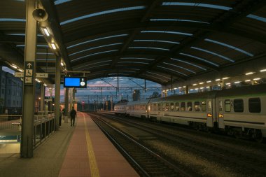 Polonya, Katowice 'deki tren istasyonunun gece platformu