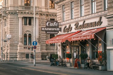 Avusturya, Viyana 'daki Cafe Restoranı Raimund vintage tabelası.