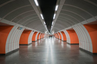 Viyana, Avusturya 'daki Westbahnhof U-Bahn istasyonunun modern iç mimarisi.
