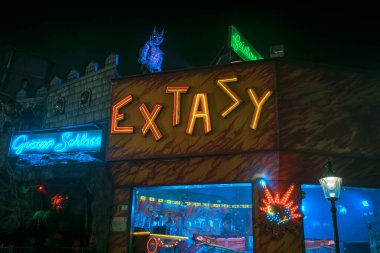 Avusturya, Viyana 'daki Prater lunaparkında gece Extasy tabelası