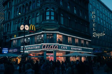 Stefansplatz, Viyana, Avusturya 'da gece Aida Vintage tabelası