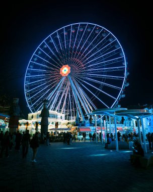 Avusturya, Viyana 'daki Prater lunaparkında gece bir dönme dolap.