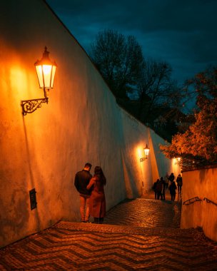 Prag, Çekoslovakya 'daki Eski Kale Merdivenleri' ne bakıyorum.