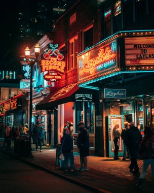Nashville, Tennessee 'de gece Broadway' de neon tabelalar