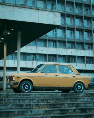 Sırbistan 'ın başkenti Belgrad' daki Hotel Jugoslavija 'nın önüne park edilmiş klasik Yugo arabası