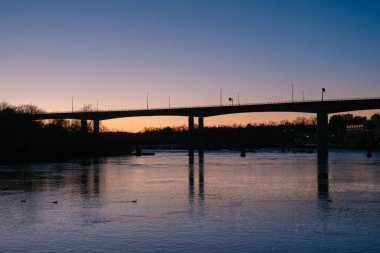Richmond, Virginia 'daki T. Tyler Potterfield Memorial Köprüsü' nden James Nehri manzarası.