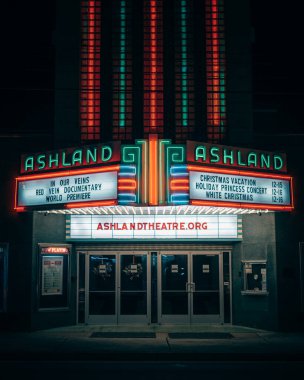 Ashland Tiyatrosu neon ışığı gece, Ashland, Virginia