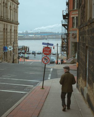 Saint John, New Brunswick, Kanada 'da bir sokakta yürüyen adam