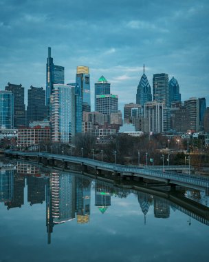 Philadelphia silueti ve Schuylkill Nehri Güney Caddesi Köprüsü, Philadelphia, Pennsylvania