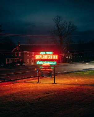 Gemi Feneri Oteli, gece vakti Neon tabelası, Milton, New York