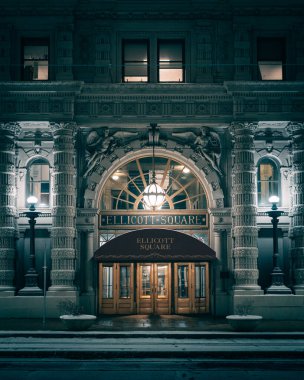 Karlı bir gecede Ellicott Meydanı Binası, Buffalo, New York