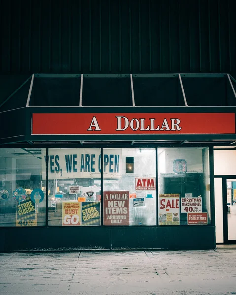 Karlı bir kış gecesinde bir dolar dükkanı, Buffalo, New York