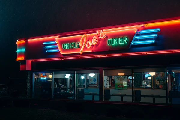 Joe Amca Lokantası, gece yarısı neon levhası, Hamburg, New York