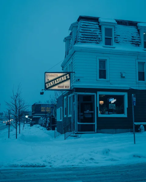 Santasieros Restaurace Vinobraní Znamení Zasněžené Zimní Noci Buffalo New York — Stock fotografie