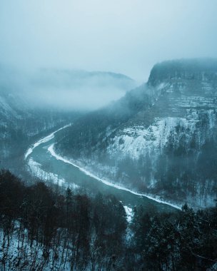 Genesee Nehri 'nin karlı bir kış gününde Archery Field Overlook, Letchworth State Park, Kastilya, New York' tan...