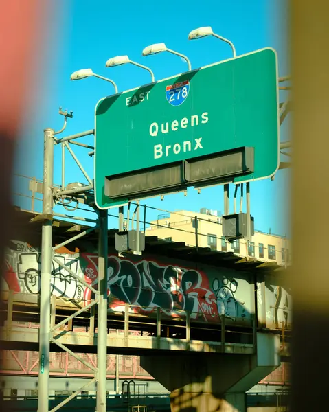 Brooklyn-Queens Otoyolu tabelası Williamsburg Köprüsü, Brooklyn, New York