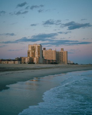 Far Rockaway, Queens, New York 'ta alacakaranlıktaki kumsal manzarası