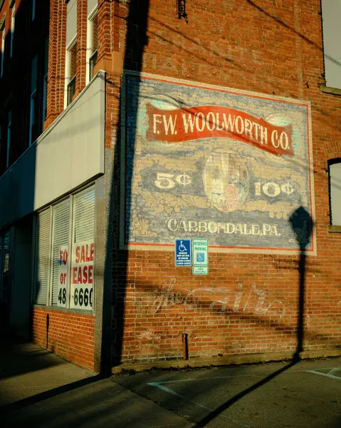 Bilgin olsun. Carbondale, Pennsylvania 'da Woolworth Co vintage tabelası