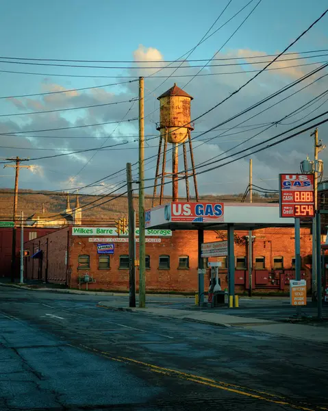 Tankstelle Und Industriegebäude Wilkes Barre Pennsylvania lizenzfreie Stockbilder