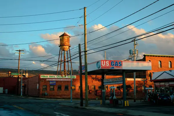 Tankstelle Und Industriegebäude Wilkes Barre Pennsylvania Stockbild