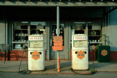 Wallys Servis İstasyonu, Mount Airy, Kuzey Carolina 'da antika tabelalar ve benzin pompaları