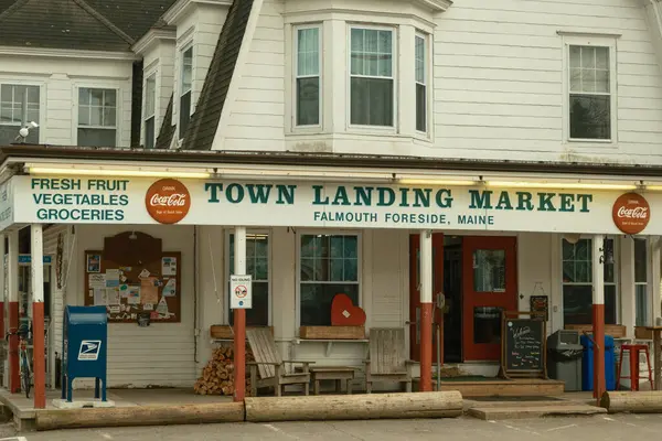 位于缅因州法尔茅斯市的城镇登陆市场老式标志 免版税图库照片
